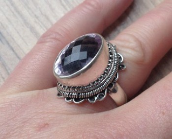 Zilveren edelsteen ring met roze Amethist ring maat 17 mm.